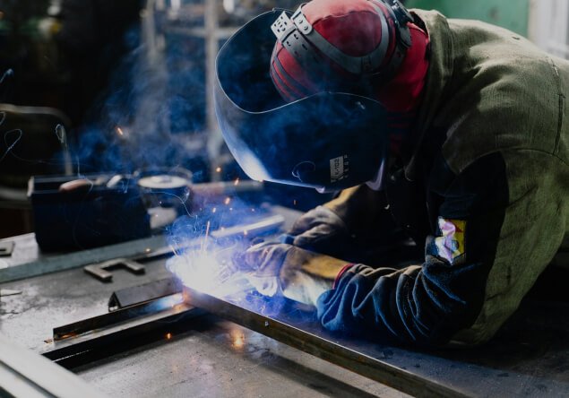 image d'un soudeur en plein travail